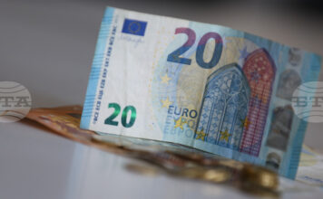 Еврото леко отстъпва спрямо щатския долар в междубанковата търговия във Франкфурт