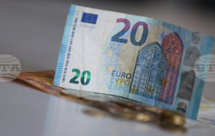 Еврото леко отстъпва спрямо щатския долар в междубанковата търговия във Франкфурт