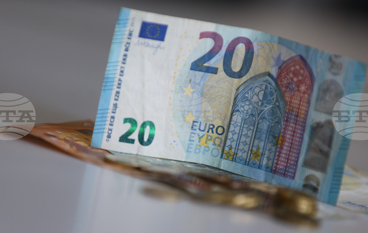 Еврото леко отстъпва спрямо щатския долар в междубанковата търговия във Франкфурт