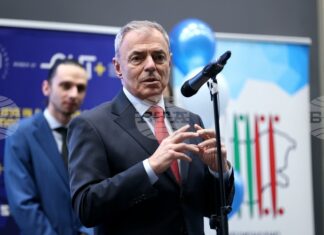 Големият приз „Студент на годината - 2026“ беше връчен от служебния министър на образованието проф. Сергей Игнатов на Ивана Каменова от УАСГ