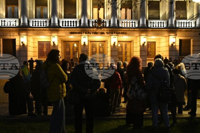 Граждани протестираха пред Министерството на отбраната