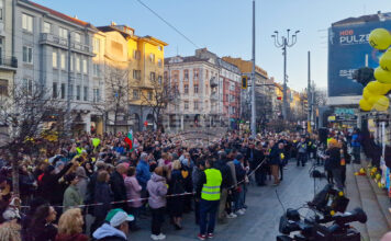 Граждани протестират в центъра на София с искане да се разкрие истината за случаите „Петрохан" и „Околчица"