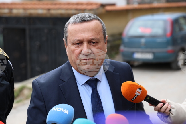 министър на труда и социалната политика Хасан Адемов