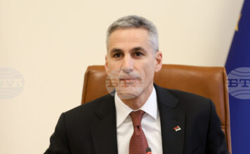 Получихме удължаване на дерогацията за рафинерията на „Лукойл“ в Бургас с още шест месеца, съобщи служебният премиер Андрей Гюров Имаме държавни резерви от горива на доста добри нива, каза служебния премиер Андрей Гюров