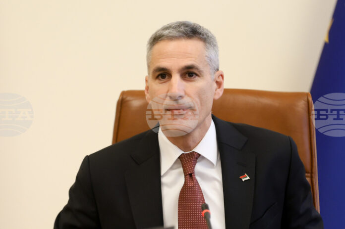 Имаме държавни резерви от горива на доста добри нива, каза служебния премиер Андрей Гюров