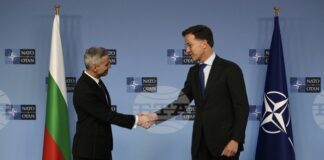 Служебният премиер Андрей Гюров (вляво) и генералният секретар на НАТО Марк Рюте