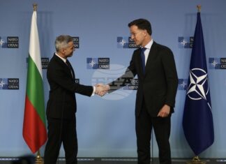 Служебният премиер Андрей Гюров (вляво) и генералният секретар на НАТО Марк Рюте