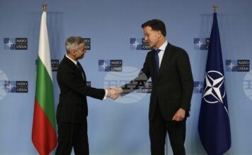 Служебният премиер Андрей Гюров (вляво) и генералният секретар на НАТО Марк Рюте