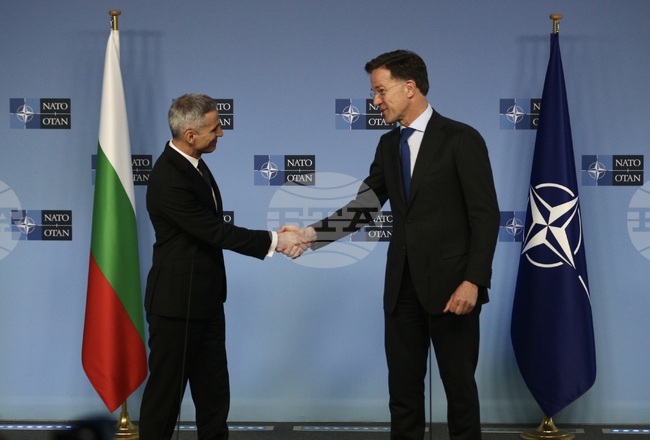 Служебният премиер Андрей Гюров (вляво) и генералният секретар на НАТО Марк Рюте