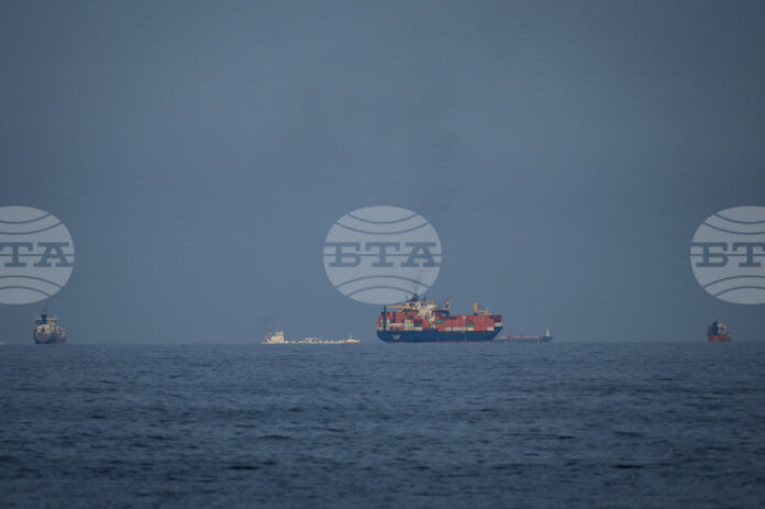 Иран обяви, че няма да пропуска през Ормузкия проток кораби, плаващи от и до САЩ и Израел