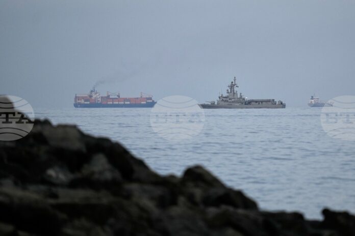 Иранските въоръжени сили призоваха жителите на ОАЕ да се отдалечат Иранските въоръжени сили призоваха жителите на ОАЕ да се отдалечат от пристанищата в емирствата