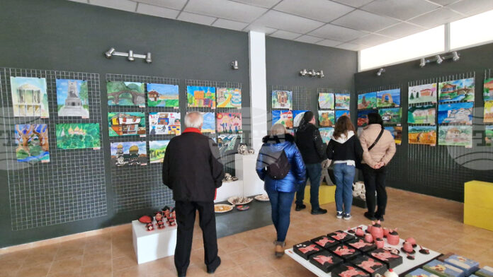 Изложба с рисунки от националния конкурс „Пейзаж от моята България“ Изложба с рисунки от националния конкурс „Пейзаж от моята България“ е подредена в галерията на Художественото училище в Троян