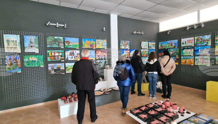Изложба с рисунки от националния конкурс „Пейзаж от моята България“ е подредена в галерията на Художественото училище в Троян