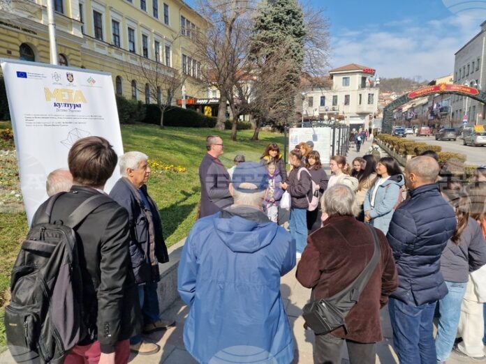 Изложба във Велико Търново събра фрагменти от литературни произведения и илюстрации на утвърдени творци и ученици