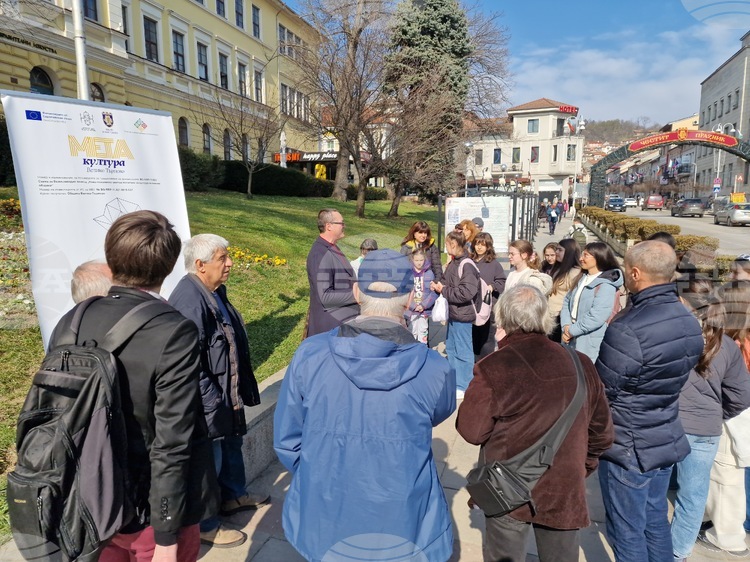 Изложба във Велико Търново събра фрагменти от литературни произведения и илюстрации на утвърдени творци и ученици