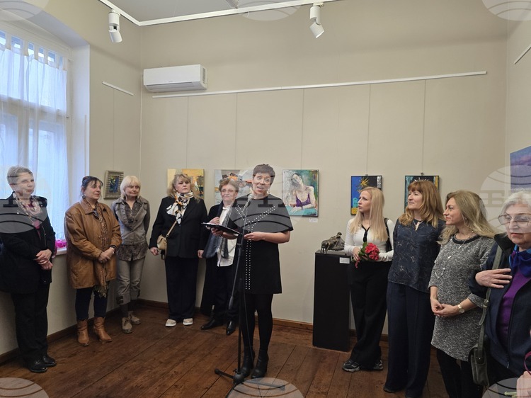 Изложбата "Изкушения" в Къщата на художниците в Плевен представя дамите от Дружеството на плевенските художници