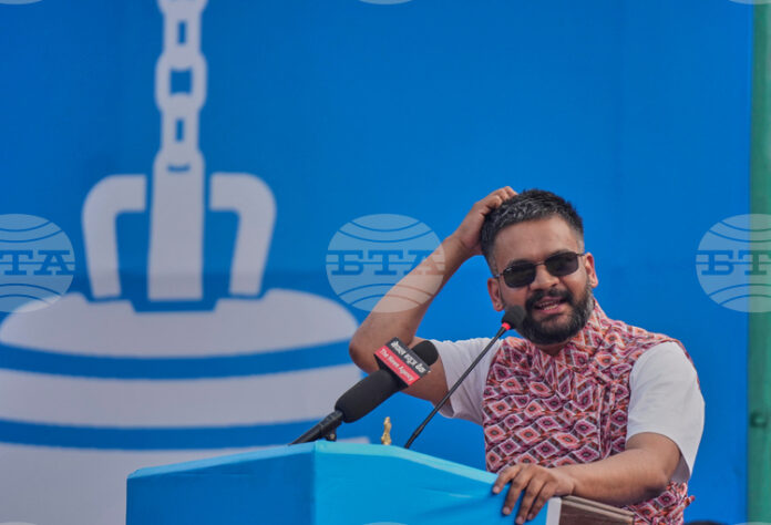 Кандидатът на "Ращрия Сватантра" и бивш кмет на Катманду Балендра Шах победи бившия непалски премиер Шарма Оли в избирателния му район