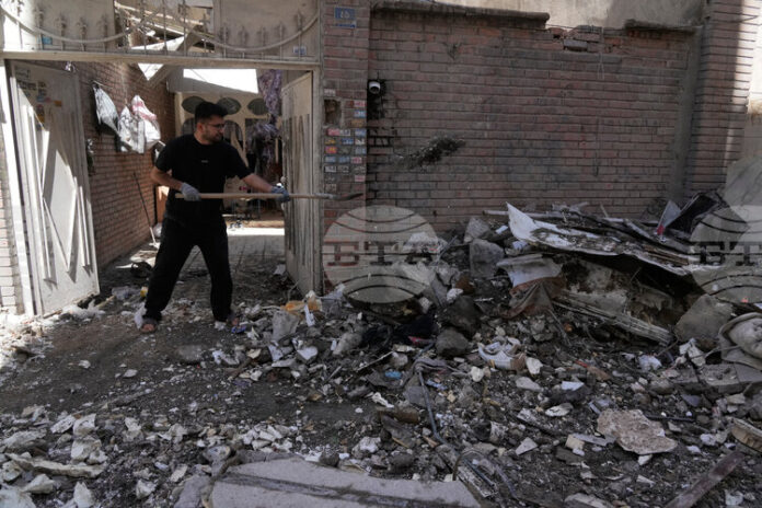 Катарската телевизия „Ал Араби“ предаде, че кореспондентското ѝ бюро в Катарската телевизия „Ал Араби“ предаде, че кореспондентското ѝ бюро в Техеран е било повредено при въздушен удар