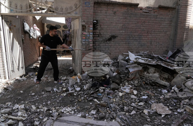 Катарската телевизия „Ал Араби“ предаде, че кореспондентското ѝ бюро в Техеран е било повредено при въздушен удар