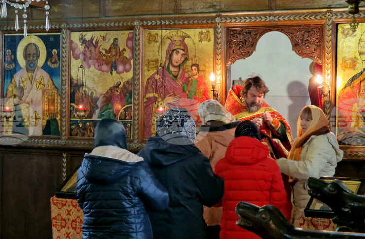 Като православни християни трябва да знаем защо почитаме иконите, каза в проповедта си в шуменския храм "Св. Пророк Илия" отец Николай