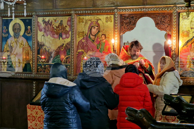 Като православни християни трябва да знаем защо почитаме иконите, каза в проповедта си в шуменския храм "Св. Пророк Илия" отец Николай