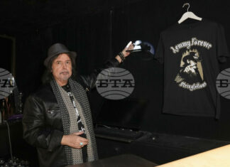 Китаристът Фил Кембъл, свирил в британската група „Мотърхед", почина на 64-годишна възраст