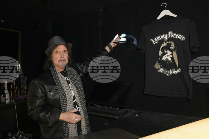 Китаристът Фил Кембъл, свирил в британската група „Мотърхед", почина на 64-годишна възраст