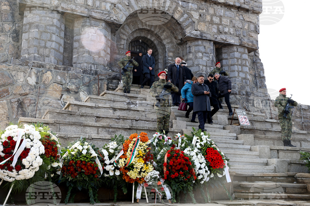 С тържествена церемония край Паметника на свободата на връх Шипка беше отбелязан националният празник на Република България.