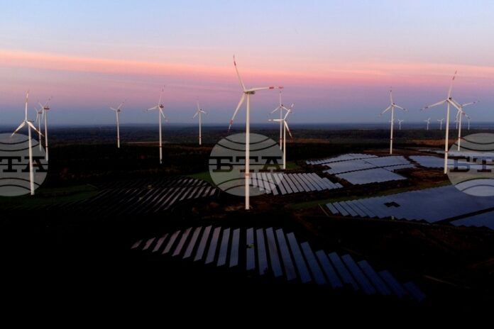 Може ли войната в Иран да ускори глобалния преход към зелена енергия?