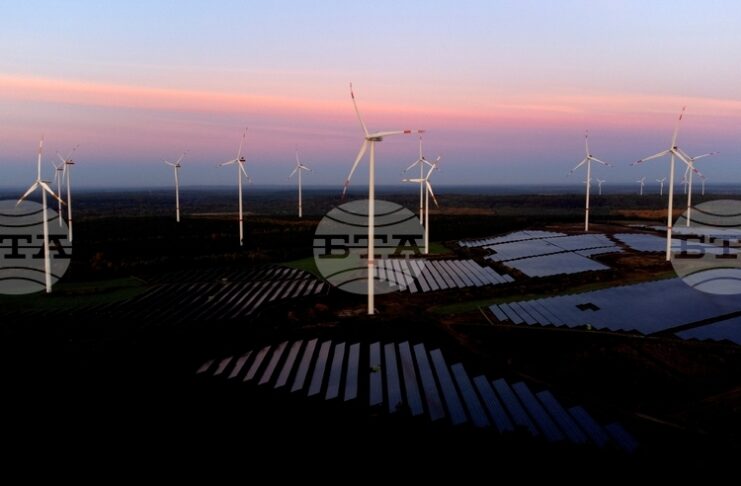 Може ли войната в Иран да ускори глобалния преход към зелена енергия?