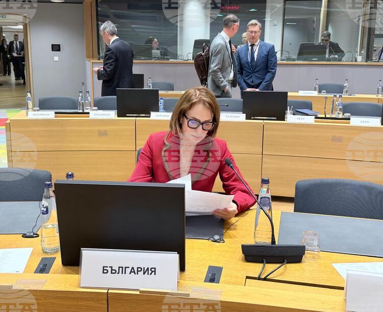 На фона на ситуацията в Близкия изток не бива да губим фокуса си върху Украйна, каза служебният външен министър Надежда Нейнски