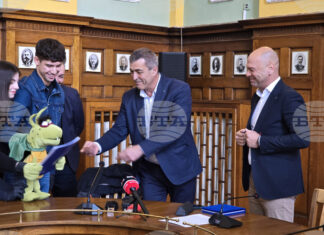 Националната гимназия за сценични и екранни изкуства в Пловдив получи официално документите за новата си сграда