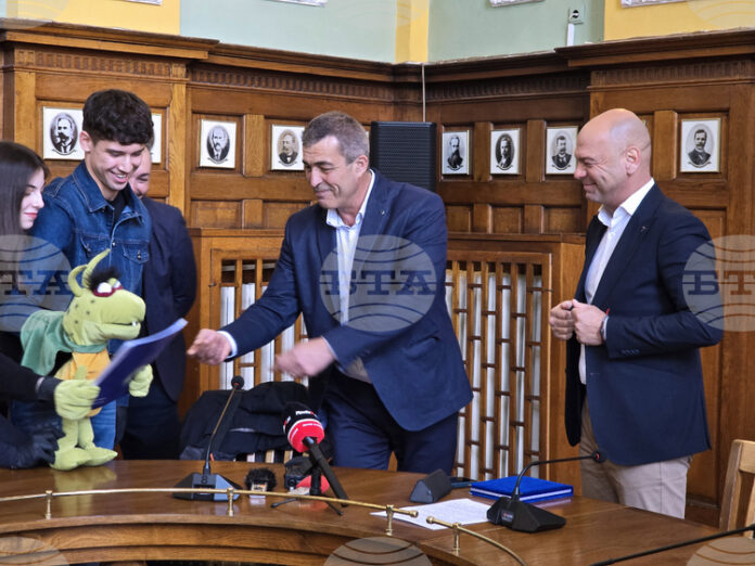 Националната гимназия за сценични и екранни изкуства в Пловдив получи официално документите за новата си сграда