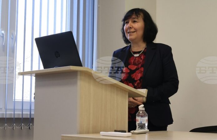 Над 20 процента от работещите в Института по микробиология „Стефан Ангелов“ към БАН са от поколението Z, каза директорът проф. Пенка Петрова