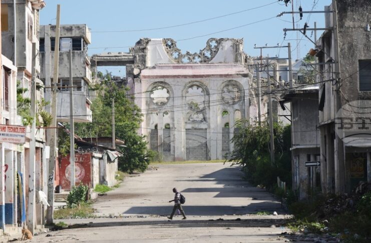 Най-малко 16 души са убити, а 10 - ранени при насилие, свързано с престъпни банди в Хаити, съобщи полицията