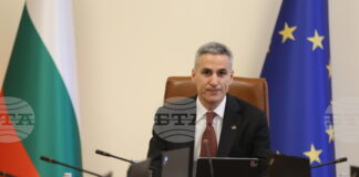 Най-силната защита на демокрацията е участието на гражданите, каза служебният премиер Андрей Гюров и призова хората да гласуват на изборите