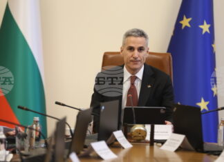 Най-силната защита на демокрацията е участието на гражданите, каза служебният премиер Андрей Гюров и призова хората да гласуват на изборите