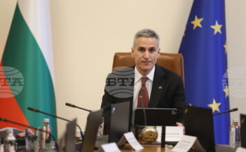 Най-силната защита на демокрацията е участието на гражданите, каза служебният премиер Андрей Гюров и призова хората да гласуват на изборите