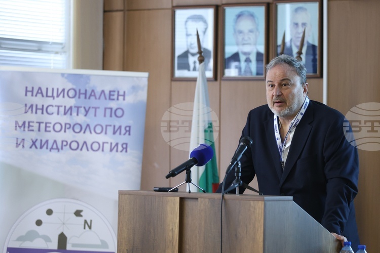 НИМХ е с много дълга история и е част от Световната метеорологична организация, каза директорът на института доц. Илиан Господинов