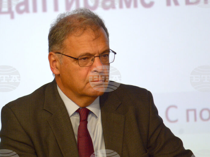 Няма критично ниски или високи нива на язовирите, каза министър Юлиян Попов