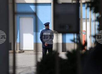 ОБНОВЕНА МВР отбелязва Международния ден в памет на загиналите служители на реда с поднасяне на венци пред полицейския паметник