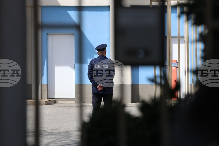 ОБНОВЕНА МВР отбелязва Международния ден в памет на загиналите служители на реда с поднасяне на венци пред полицейския паметник