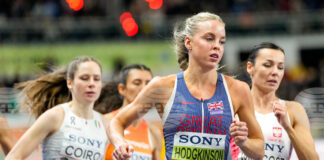 Олимпийската шампионка Кийли Ходжкинсън е останала без екипировката си и е взела назаем шпайкове преди състезанието на 800 метра в Торун