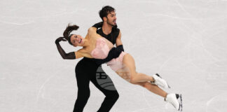 Олимпийските шампиони Лоранс Фурние Бодри и Гийом Сизерон поведоха след ритмичния танц при танцовите двойки на Световното първенство по фигурно пързаляне в Прага