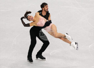 Олимпийските шампиони Лоранс Фурние Бодри и Гийом Сизерон поведоха след ритмичния танц при танцовите двойки на Световното първенство по фигурно пързаляне в Прага