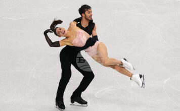 Олимпийските шампиони Лоранс Фурние Бодри и Гийом Сизерон поведоха след ритмичния танц при танцовите двойки на Световното първенство по фигурно пързаляне в Прага