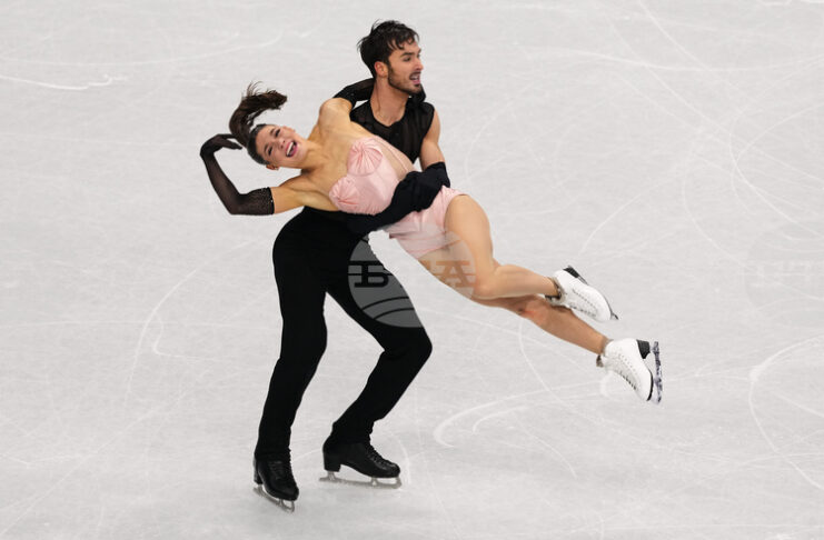 Олимпийските шампиони Лоранс Фурние Бодри и Гийом Сизерон поведоха след ритмичния танц при танцовите двойки на Световното първенство по фигурно пързаляне в Прага