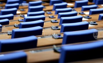 Парламентът ще заседава извънредно на 1 април, депутатите ще изслушат трима служебни министри