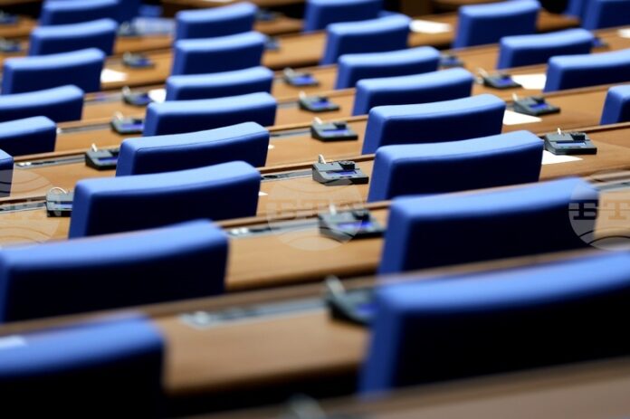 Парламентът ще заседава извънредно на 1 април, депутатите ще изслушат трима служебни министри