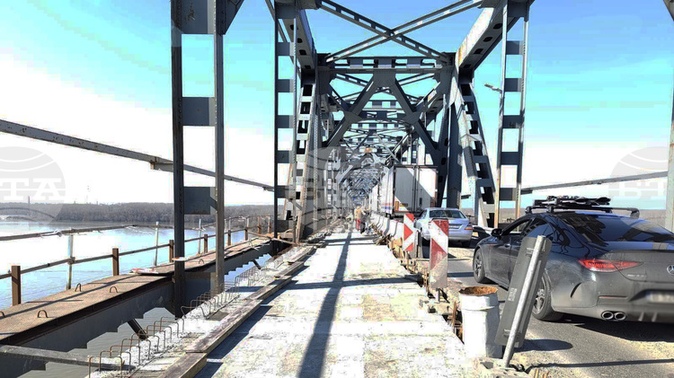 Подменени са стоманобетонните пътни панели в затворения за ремонт 320-метров участък на Дунав мост при Русе